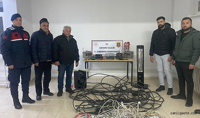 Kayseri’de bağ evlerinden hırsızlık yaptıkları iddiasıyla 2 şüpheli gözaltına alındı Kayseri’de bağ evlerinden hırsızlık yaptıkları iddiasıyla 2 şüpheli gözaltına alındı