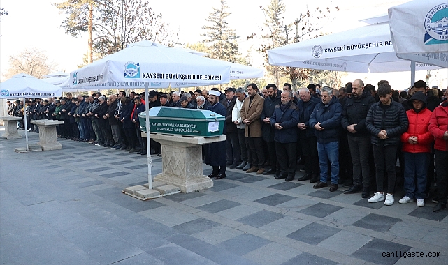 Kayseri’de doğum günü sonrası kazada ölen 12 yaşındaki kızın cenazesi defnedildi Kayseri’de doğum günü sonrası kazada ölen 12 yaşındaki kızın cenazesi defnedildi