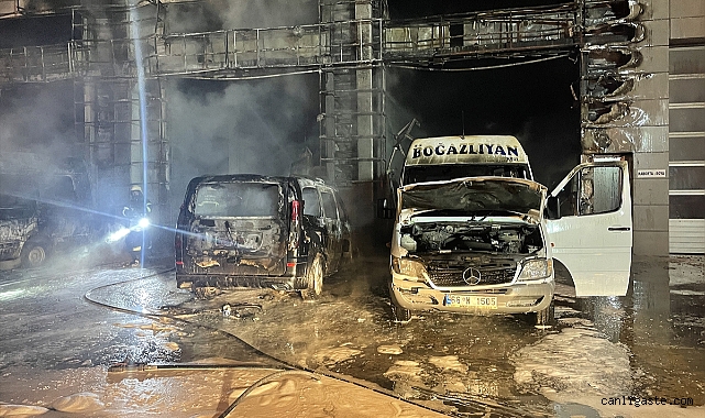Kayseri’de oto servisinde yangın: 10 araç yandı Kayseri’de oto servisinde yangın: 10 araç yandı