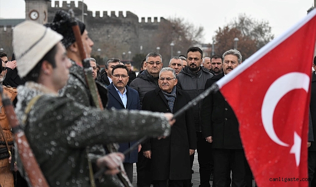 Kayseri’de yaşanan kuraklık, töreni de vurunca Erciyes’ten kamyonla kar geldi! Sarıkamış Şehitleri anıldı Kayseri’de yaşanan kuraklık, töreni de vurunca Erciyes’ten kamyonla kar geldi! Sarıkamış Şehitleri anıldı