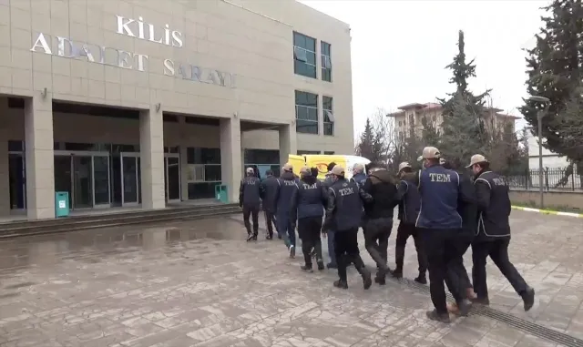 Kilis’te DEAŞ operasyonlarında yakalanan 5 zanlıdan 3’ü tutuklandı Kilis’te DEAŞ operasyonlarında yakalanan 5 zanlıdan 3’ü tutuklandı