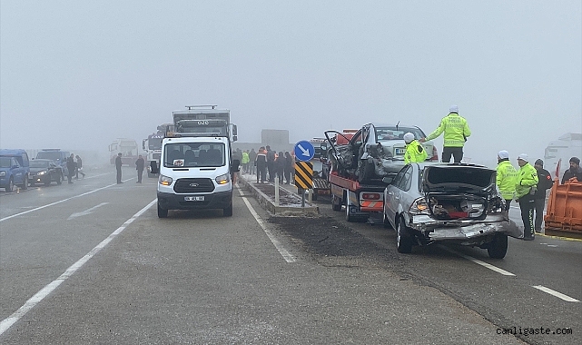 Kırşehir trafik kazası: 12 aracın karıştığı trafik kazasında 2 ölü, 12 yaralı var Kırşehir trafik kazası: 12 aracın karıştığı trafik kazasında 2 ölü, 12 yaralı var