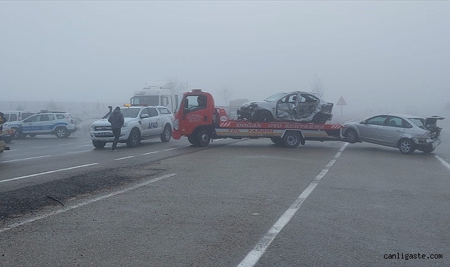 Kırşehir trafik kazası: 12 aracın karıştığı kazada 2 ölü, 12 yaralı var (Güncelleme-2)