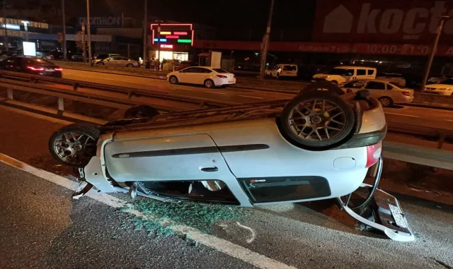 Kocaeli’de devrilen otomobildeki 4 kişi yaralandı Kocaeli’de devrilen otomobildeki 4 kişi yaralandı
