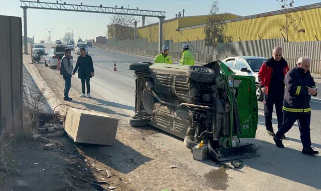 Kocaeli’de trafoya çarparak devrilen otomobildeki anne ve oğlu yaralandı Kocaeli’de trafoya çarparak devrilen otomobildeki anne ve oğlu yaralandı
