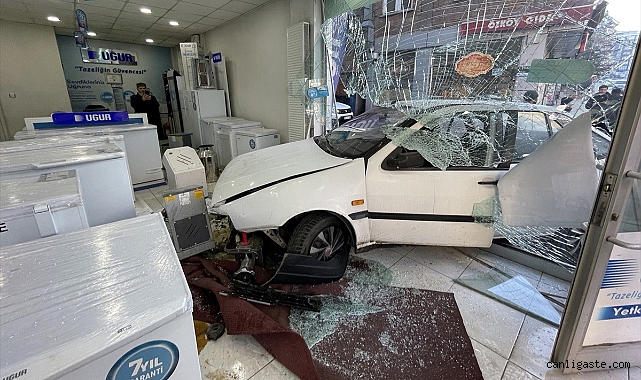 Kontrolden çıkan otomobil iş yerine girdi Kontrolden çıkan otomobil iş yerine girdi