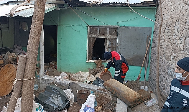 Konya’daki tek yaşayan kişinin evinden 3 kamyon çöp çıkarıldı Konya’daki tek yaşayan kişinin evinden 3 kamyon çöp çıkarıldı