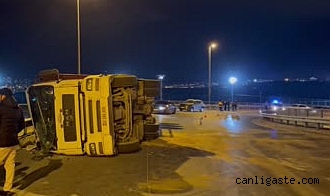 Küçükçekmece’de direksiyon hakimiyeti kaybedilen tır devrildi Küçükçekmece’de direksiyon hakimiyeti kaybedilen tır devrildi
