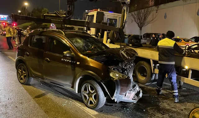 Maltepe’de minibüse çarpan otomobildeki 4 kişi yaralandı Maltepe’de minibüse çarpan otomobildeki 4 kişi yaralandı