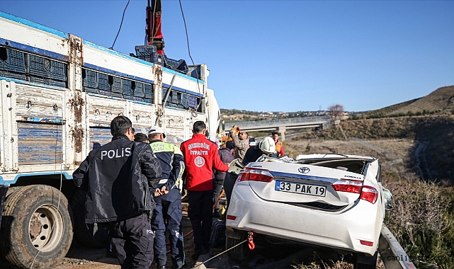 Mersin'de kamyon ile otomobil çarpıştı: 2 kişi yaşamını yitirdi