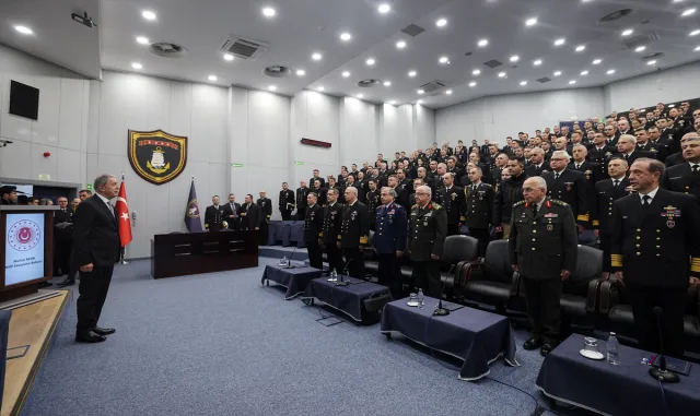 Milli Savunma Bakanı Akar, milli denizaltı Piri Reis’te incelemelerde bulundu: Milli Savunma Bakanı Akar, milli denizaltı Piri Reis’te incelemelerde bulundu: