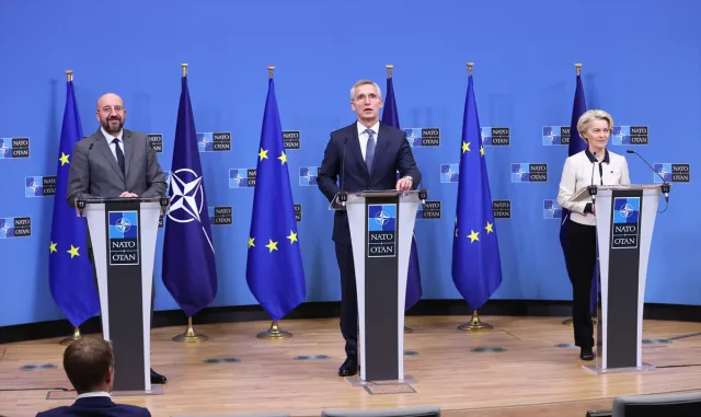 NATO ve AB, ortak tehditlere karşı işbirliği bildirisi imzaladı NATO ve AB, ortak tehditlere karşı işbirliği bildirisi imzaladı