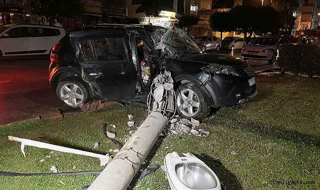 Otomobil elektrik direğine çarptı: 5 kişi yaralandı Otomobil elektrik direğine çarptı: 5 kişi yaralandı