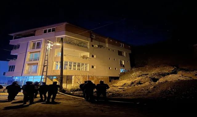 Samsun’da toprak kayması sonucu zarar gören bina boşaltıldı Samsun’da toprak kayması sonucu zarar gören bina boşaltıldı