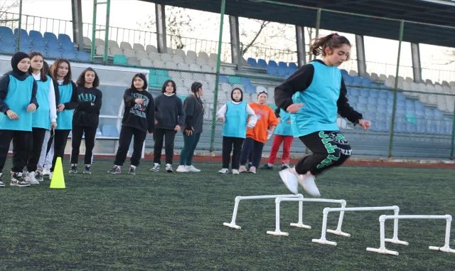 Samsun’un Salıpazarı ilçesinde kız öğrencilerin katılımıyla futbol takımı kuruldu Samsun’un Salıpazarı ilçesinde kız öğrencilerin katılımıyla futbol takımı kuruldu