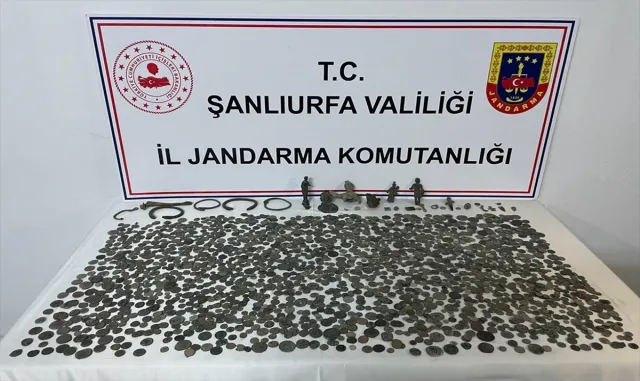 Şanlıurfa’da tarihi eser operasyonu: 6 heykel, 2 bin 104 sikke ele geçirildi Şanlıurfa’da tarihi eser operasyonu: 6 heykel, 2 bin 104 sikke ele geçirildi