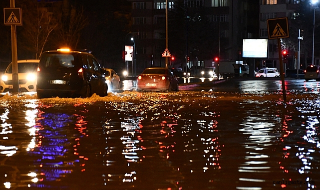 Sivas’ta içme suyu hattı patladı, cadde ve sokakları su bastı Sivas’ta içme suyu hattı patladı, cadde ve sokakları su bastı