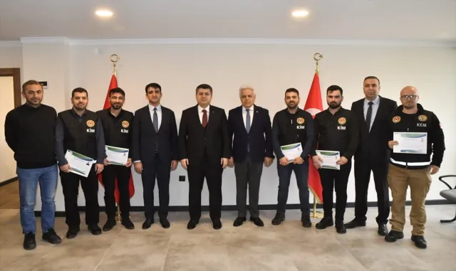 Tırın gizli bölmesindeki 603 kilogram uyuşturucuyu ele geçiren gümrükçülere başarı belgesi verildi Tırın gizli bölmesindeki 603 kilogram uyuşturucuyu ele geçiren gümrükçülere başarı belgesi verildi