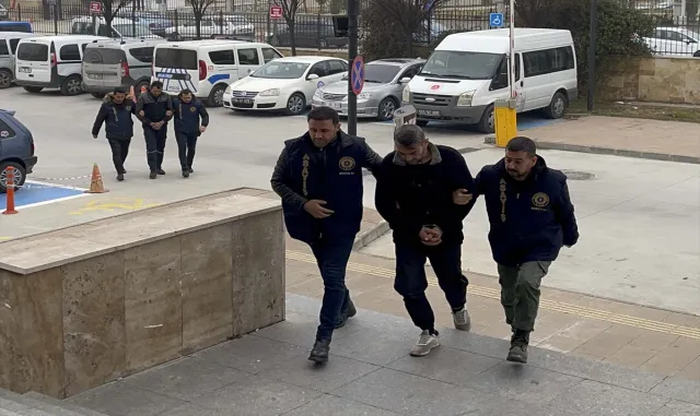Uşak’ta doğal gaz kutularından bakır parça çalan 2 şüpheli tutuklandı Uşak’ta doğal gaz kutularından bakır parça çalan 2 şüpheli tutuklandı