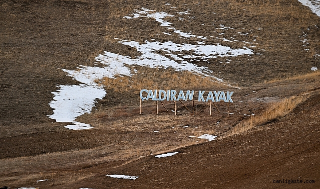 Van’da beklenen kar yağmayınca kayak sporcuları Erzurum ve Kayseri’ye gönderildi Van’da beklenen kar yağmayınca kayak sporcuları Erzurum ve Kayseri’ye gönderildi