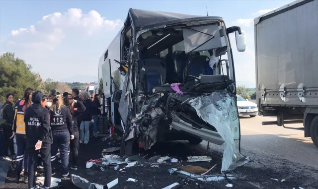 Adana’da otobüs kamyona çarptı, 2 kişi öldü, 6 kişi yaralandı Adana’da otobüs kamyona çarptı, 2 kişi öldü, 6 kişi yaralandı