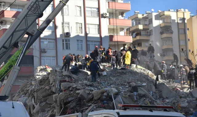 Adana’da yıkılan apartmanlarda arama kurtarma çalışmaları sürüyor Adana’da yıkılan apartmanlarda arama kurtarma çalışmaları sürüyor