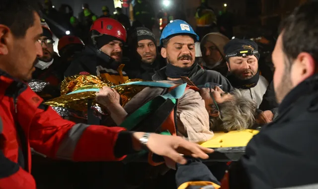 Adıyaman’da 212 saat sonra enkazdan kurtarılan 77 yaşındaki kadın, Mersin’e getirildi Adıyaman’da 212 saat sonra enkazdan kurtarılan 77 yaşındaki kadın, Mersin’e getirildi