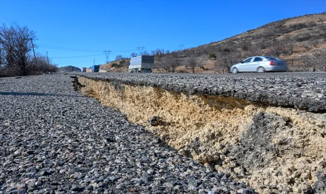 Adıyaman’da deprem sırasında kara yollarında oluşan yarıklar onarılıyor Adıyaman’da deprem sırasında kara yollarında oluşan yarıklar onarılıyor