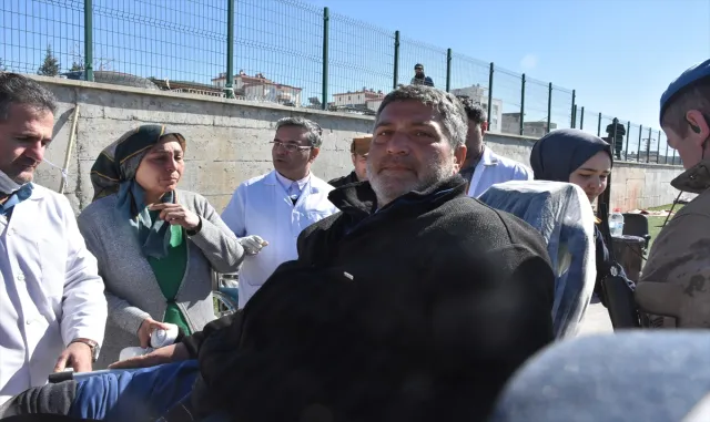 Adıyaman’da enkazdan 8 saat sonra çıkarılan depremzede yaşadıklarını anlattı Adıyaman’da enkazdan 8 saat sonra çıkarılan depremzede yaşadıklarını anlattı