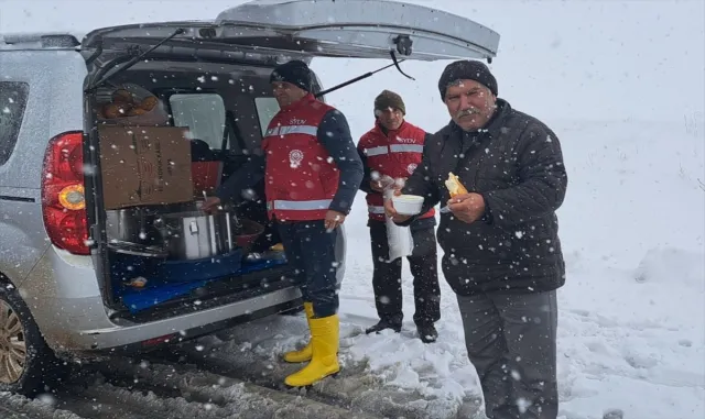 Aile ve Sosyal Hizmetler Bakanlığından Şanlıurfa yolunda kalan vatandaşlara gıda yardımı Aile ve Sosyal Hizmetler Bakanlığından Şanlıurfa yolunda kalan vatandaşlara gıda yardımı