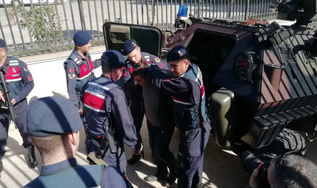 Antalya’da 3 kişiyi öldürüp 1 kişiyi ağır yaralayan şüpheli adliyeye sevk edildi Antalya’da 3 kişiyi öldürüp 1 kişiyi ağır yaralayan şüpheli adliyeye sevk edildi