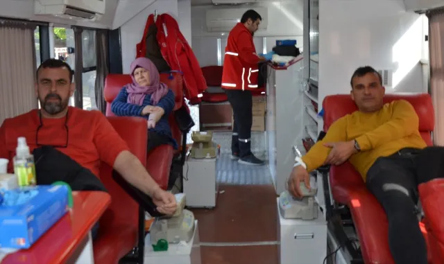 Antalya’da depremzedelere yardımlar sürüyor Antalya’da depremzedelere yardımlar sürüyor