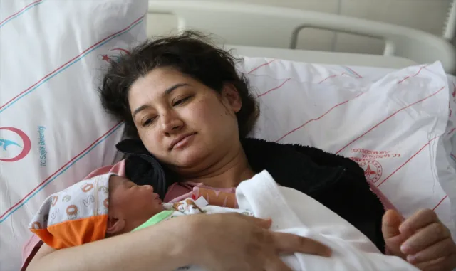 Antalya’ya gelen depremzedelerden iki kadın bebeklerini sağlıkla kucağına aldı Antalya’ya gelen depremzedelerden iki kadın bebeklerini sağlıkla kucağına aldı