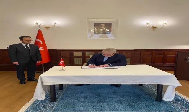 Avrupa’da depremzedeler anısına açılan taziye defterlerini üst düzey isimler imzalıyor Avrupa’da depremzedeler anısına açılan taziye defterlerini üst düzey isimler imzalıyor