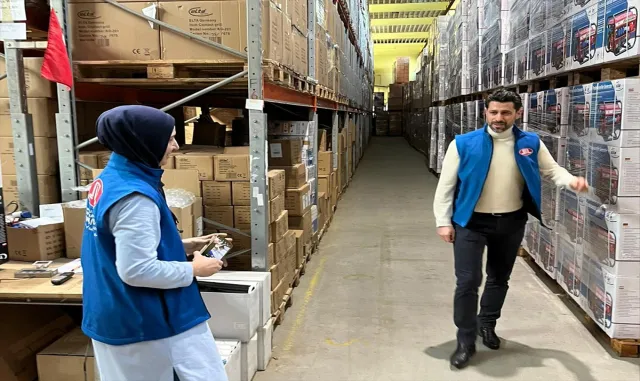 Avrupa’daki Türklerin topladığı yardımların depremzedelere gönderilmesi sürüyor Avrupa’daki Türklerin topladığı yardımların depremzedelere gönderilmesi sürüyor