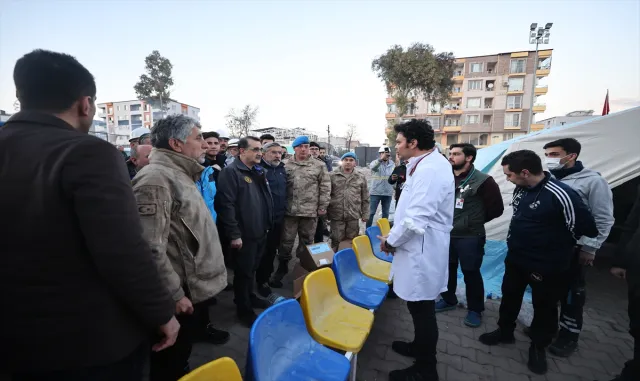 Bakan Dönmez, arama kurtarmanın "yeraltı kahramanlarını" ziyaret etti Bakan Dönmez, arama kurtarmanın "yeraltı kahramanlarını" ziyaret etti