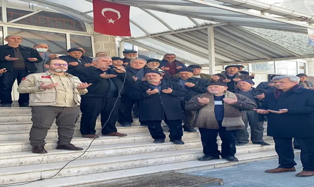 Beypazarı’nda İHH’den depremzedelere un yardımı Beypazarı’nda İHH’den depremzedelere un yardımı