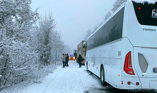 Bolu’da kar nedeniyle mahsur kalan turistler kurtarıldı Bolu’da kar nedeniyle mahsur kalan turistler kurtarıldı