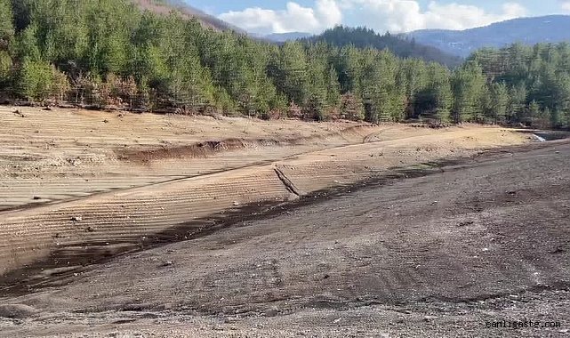 Bursa’nın içme suyu kaynaklarından Nilüfer Barajı kurudu Bursa’nın içme suyu kaynaklarından Nilüfer Barajı kurudu