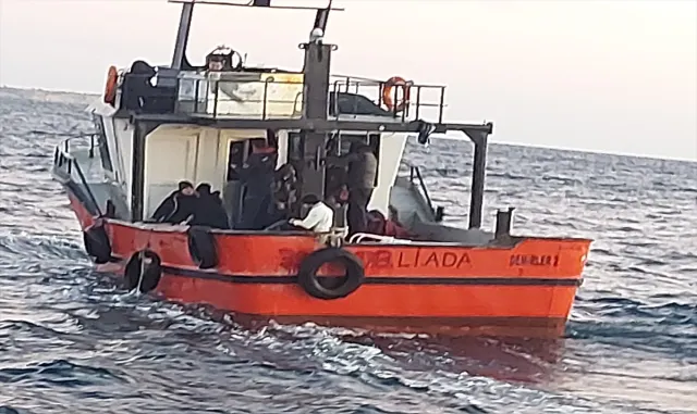 Çanakkale açıklarında 68 düzensiz göçmen yakalandı Çanakkale açıklarında 68 düzensiz göçmen yakalandı
