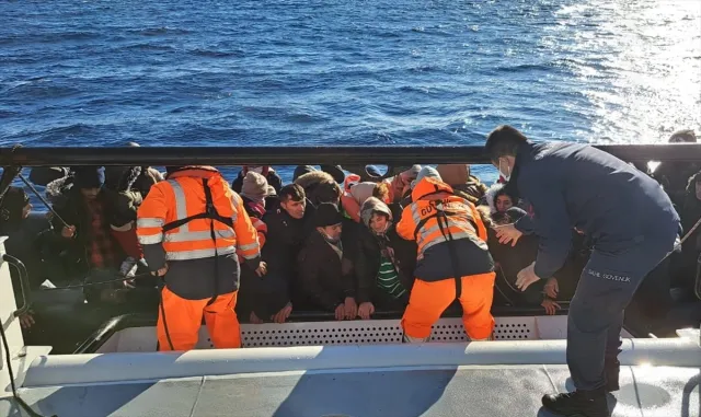 Çanakkale açıklarında lastik bottaki 42 düzensiz göçmen kurtarıldı Çanakkale açıklarında lastik bottaki 42 düzensiz göçmen kurtarıldı