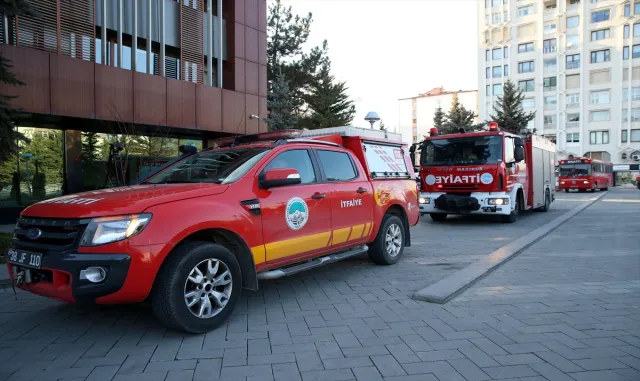 Deprem bölgesinde görev yapan Kayseri itfaiyesi kente geldi Deprem bölgesinde görev yapan Kayseri itfaiyesi kente geldi