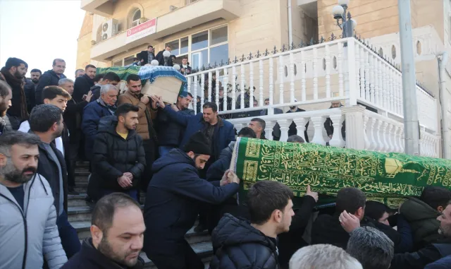 Depremde hayatını kaybeden çiftin cenazesi Şırnak’ta defnedildi Depremde hayatını kaybeden çiftin cenazesi Şırnak’ta defnedildi