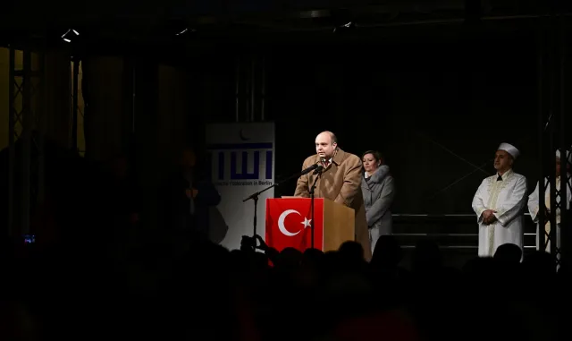Depremde hayatını kaybedenler için Berlin’de kent meydanında dua edildi Depremde hayatını kaybedenler için Berlin’de kent meydanında dua edildi
