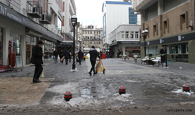 Depremden etkilenen Kayseri’de bazı vatandaşlar evlerine geçti Depremden etkilenen Kayseri’de bazı vatandaşlar evlerine geçti