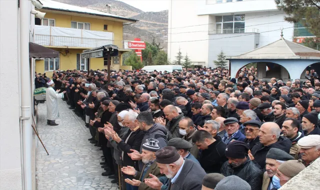 Depremlerde hayatını kaybeden 13 kişinin cenazeleri 5 ilde defnedildi Depremlerde hayatını kaybeden 13 kişinin cenazeleri 5 ilde defnedildi