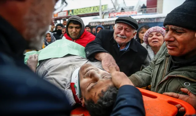 Enkaz altından çıkartılan kadının kocası da depremden 32 saat sonra kurtarıldı Enkaz altından çıkartılan kadının kocası da depremden 32 saat sonra kurtarıldı