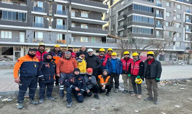 Gaziantep’te enkazdan çıkarılan kızın sesini ilk duyan AFAD gönüllüsü yaşadıklarını anlattı Gaziantep’te enkazdan çıkarılan kızın sesini ilk duyan AFAD gönüllüsü yaşadıklarını anlattı