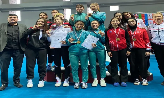 Genç Kadınlar Kılıç Milli Takımı, Dünya Kupası’nda üçüncü oldu Genç Kadınlar Kılıç Milli Takımı, Dünya Kupası’nda üçüncü oldu