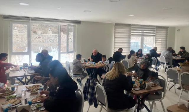 Güdül Belediye Başkanı Yalçın, depremzedelerle bir araya geldi Güdül Belediye Başkanı Yalçın, depremzedelerle bir araya geldi
